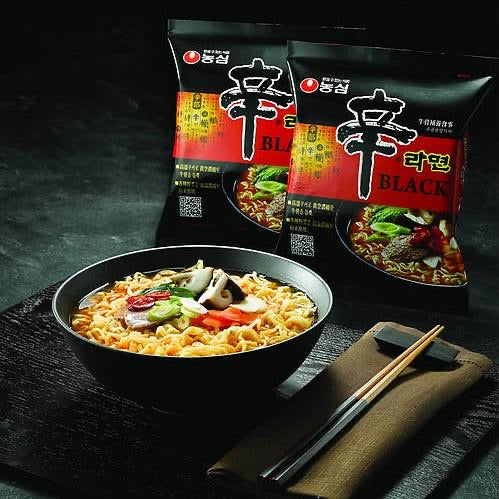 Nongshim Shin Black Ramen with beef bone broth (4 pack) - 520g/18.34oz